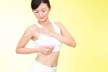 Kadının göğüs bakım yapması