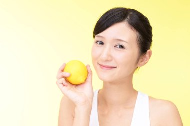 Bir kireç ile gülümseyen kadın