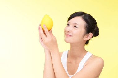 Bir kireç ile gülümseyen kadın