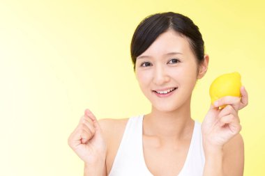 Bir kireç ile gülümseyen kadın