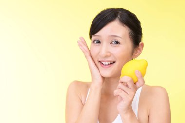 Bir kireç ile gülümseyen kadın