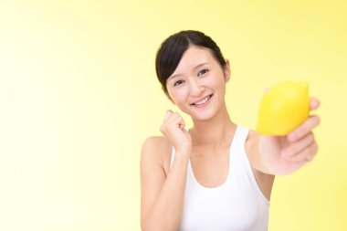 Bir kireç ile gülümseyen kadın