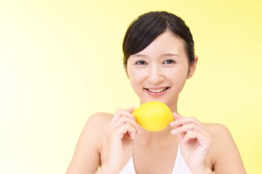 Bir kireç ile gülümseyen kadın