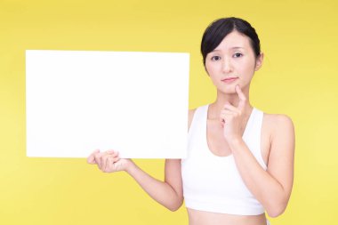 Bir beyaz tahta ile huzursuz Asyalı kadın