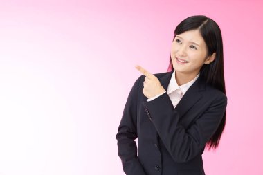 İş kadını parmağıyla işaret