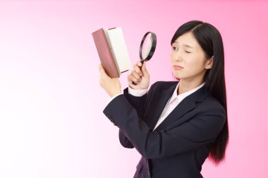 Büyüteç ile kadın