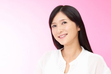 Gülümseyen güzel genç kadın.