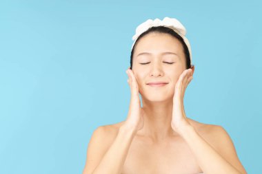 Yüzüne bakan kadın.