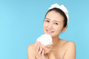 Yüzünü yıkayan kadın.