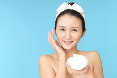 Yüzünü yıkayan kadın.