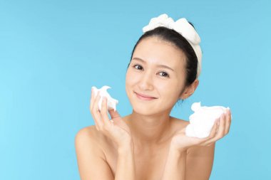 Yüzünü yıkayan kadın.