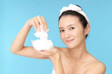 Yüzünü yıkayan kadın.