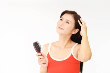 Saçlarıyla ilgilenen bir kadın