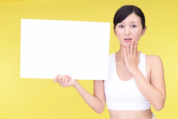 Orolig Asiatisk Kvinna Med Whiteboard — Stockfoto