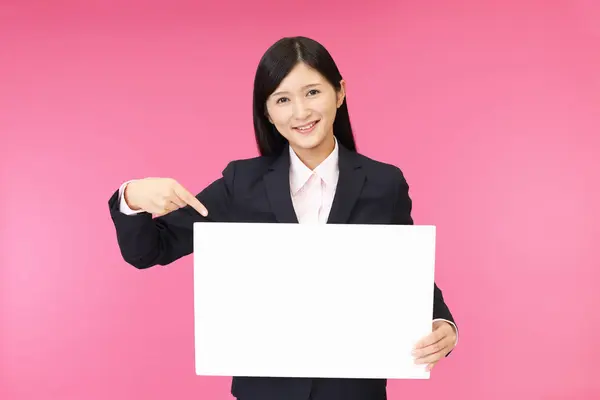 Mujer Negocios Sonriente Con Una Pizarra —  Fotos de Stock