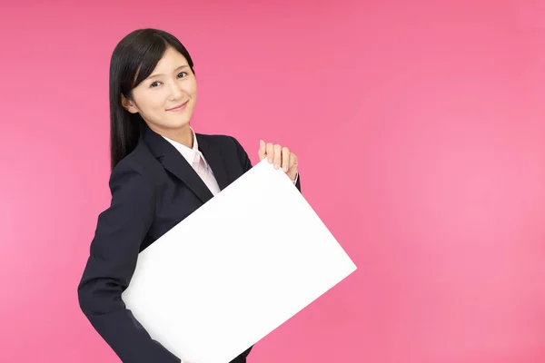 Mujer Negocios Sonriente Con Una Pizarra —  Fotos de Stock