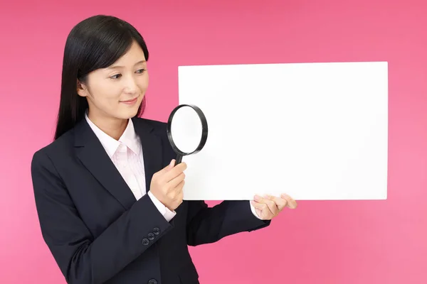 Mujer Negocios Sonriente Con Una Pizarra — Foto de Stock