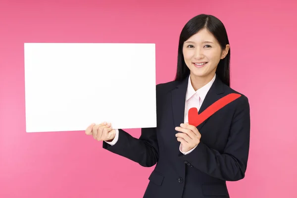 Lächelnde Geschäftsfrau Mit Whiteboard — Stockfoto