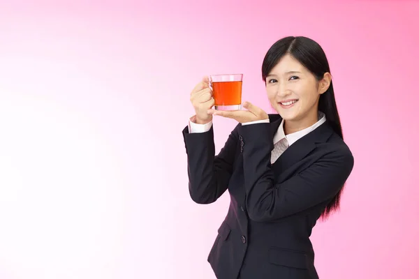 年轻女子喜欢喝杯茶 — 图库照片