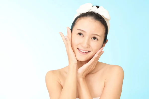 Woman Who Takes Care Her Face — Stock Photo, Image