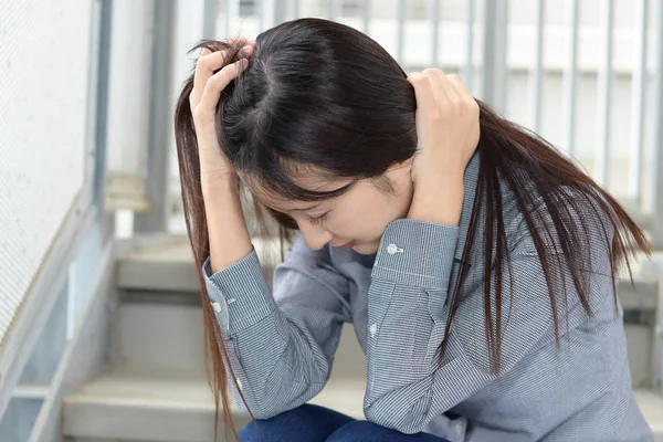 Hayal kırıklığına Asyalı genç kadın