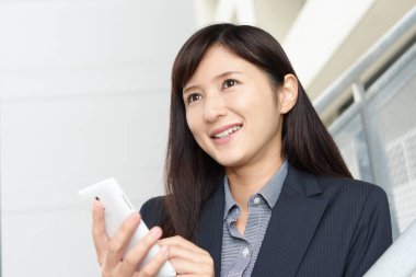 bir akıllı telefon olan kadın