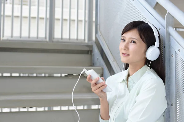 Mujer Escuchando Música — Foto de Stock