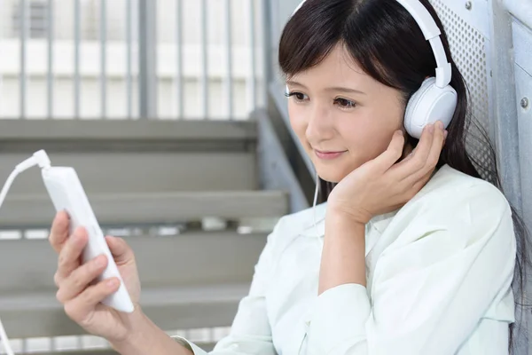 Mujer Escuchando Música — Foto de Stock