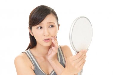 Cilt sorunları olan genç bir kadın.