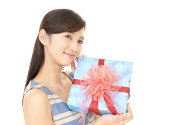 bir hediye ile gülümseyen kadın