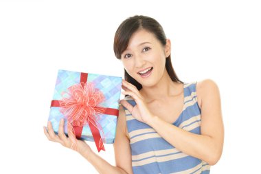 bir hediye ile gülümseyen kadın