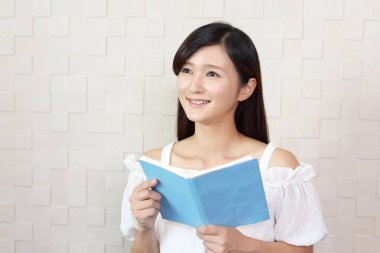 Kitap okuyan bir kadın.