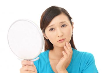 Cilt sorunları olan genç bir kadın.