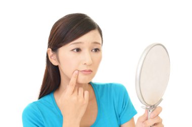 Cilt sorunları olan genç bir kadın.