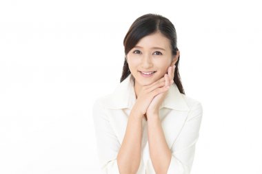 Güzel genç bir kadın beyaz arka planda yalnız gülümsüyor.