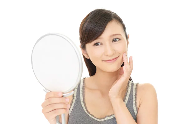 Asiatique Femme Regarder Son Visage Dans Miroir — Photo