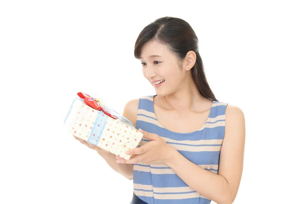 Femme Souriante Avec Cadeau — Photo