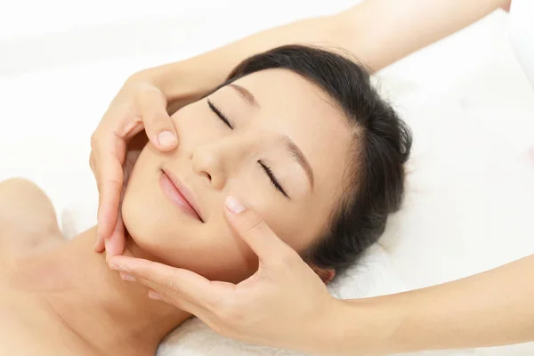 Mooie Jonge Vrouw Gezicht Massage Met Gesloten Ogen Ontvangen Een — Stockfoto
