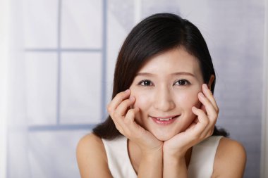 Rahat, güzel genç bayan..