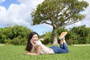 Çimenlerde yatan kadın