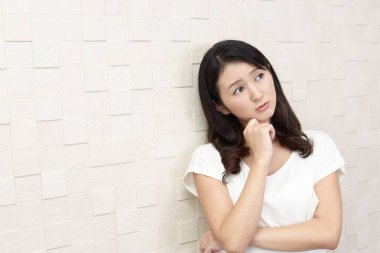 Huzursuz arayan kadın portresi