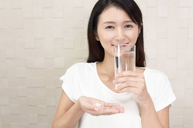 Takviyeleri içen kadın