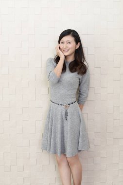 Gülümseyen güzel genç kadın.