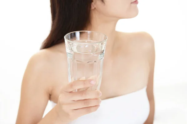 Kvinna Med Ett Glas Vatten — Stockfoto