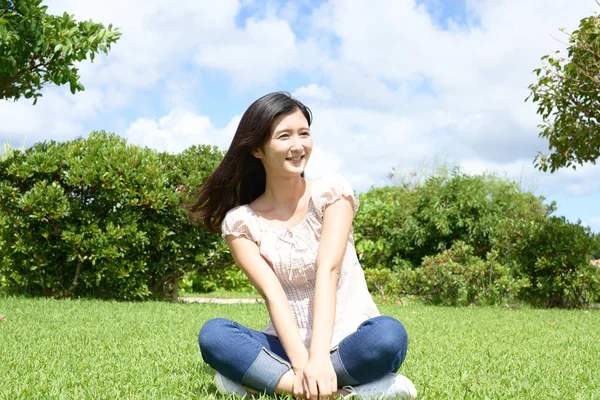 Jovem Mulher Relaxante Parque — Fotografia de Stock