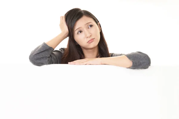 Frustrerad Asiatisk Kvinna Isolerad Vit Bakgrund — Stockfoto