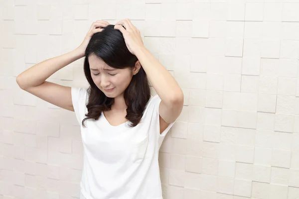 Asyalı kadın yorgun ve stresli hissediyor