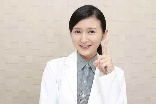 Asiatische Apothekerin Zeigt Mit Dem Finger — Stockfoto