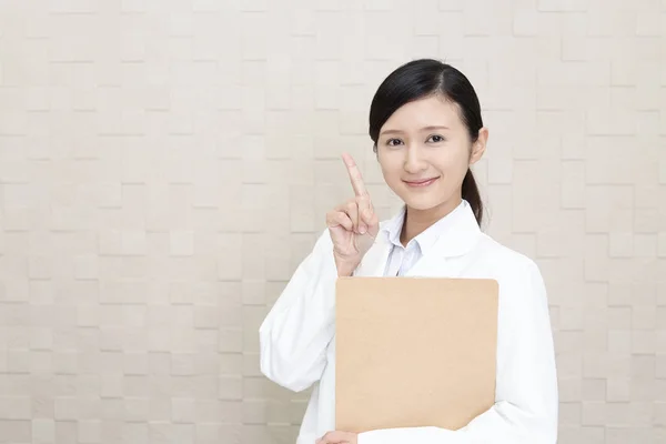 Leende Asiatisk Apotekspersonal Med Medicin — Stockfoto