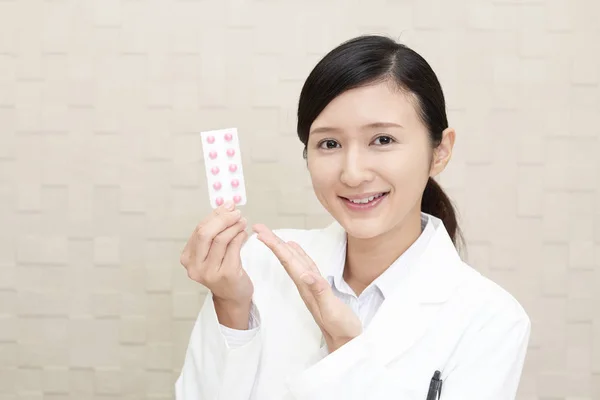 Усміхаючись Азіатських Фармацевт Медицини — стокове фото